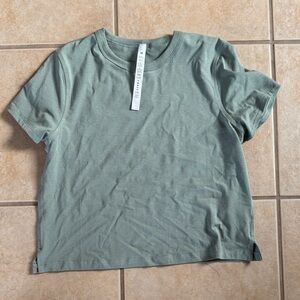 Lulu lemon tee size 6 never worn